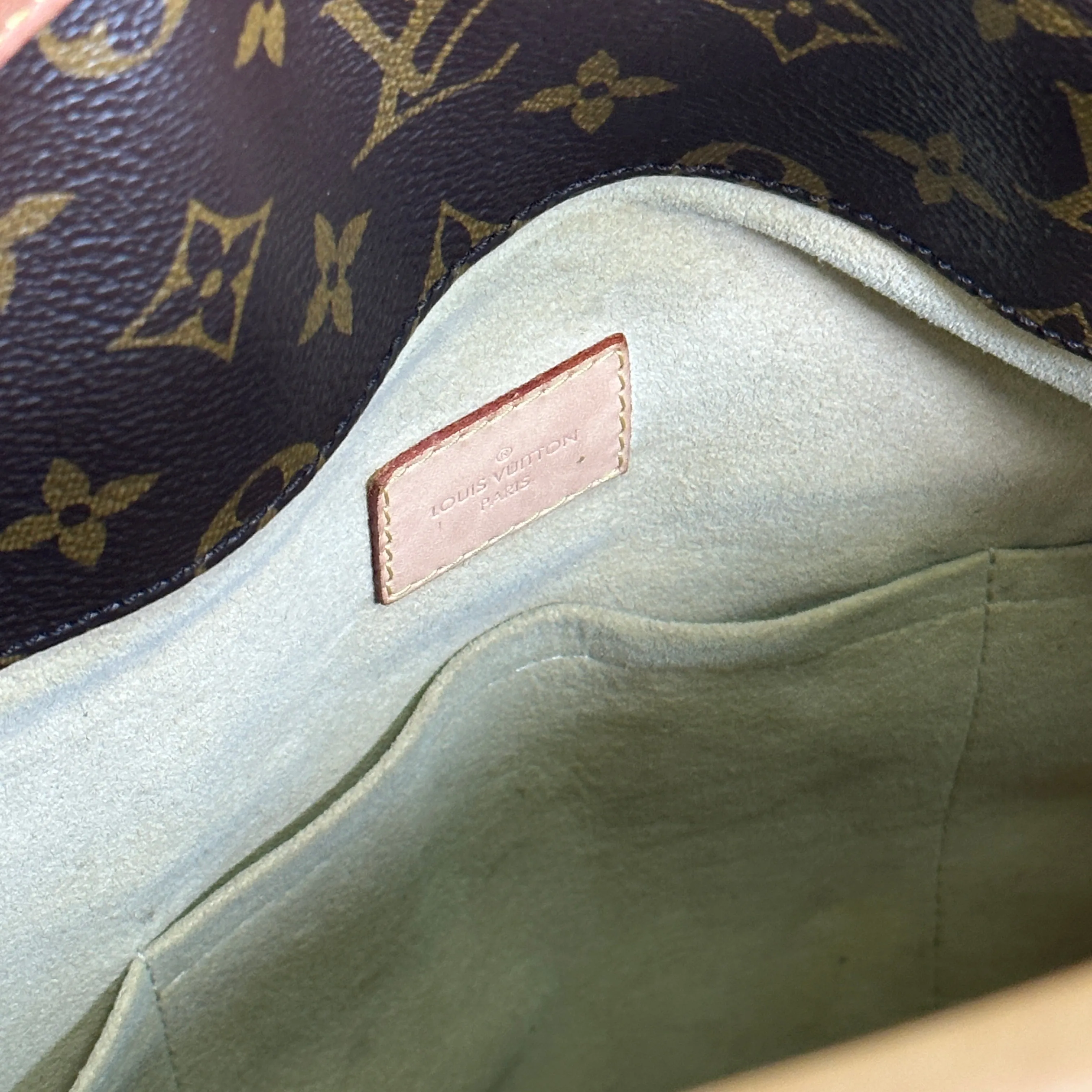 Louis Vuitton Artsy MM Monogram Canvas Handbag