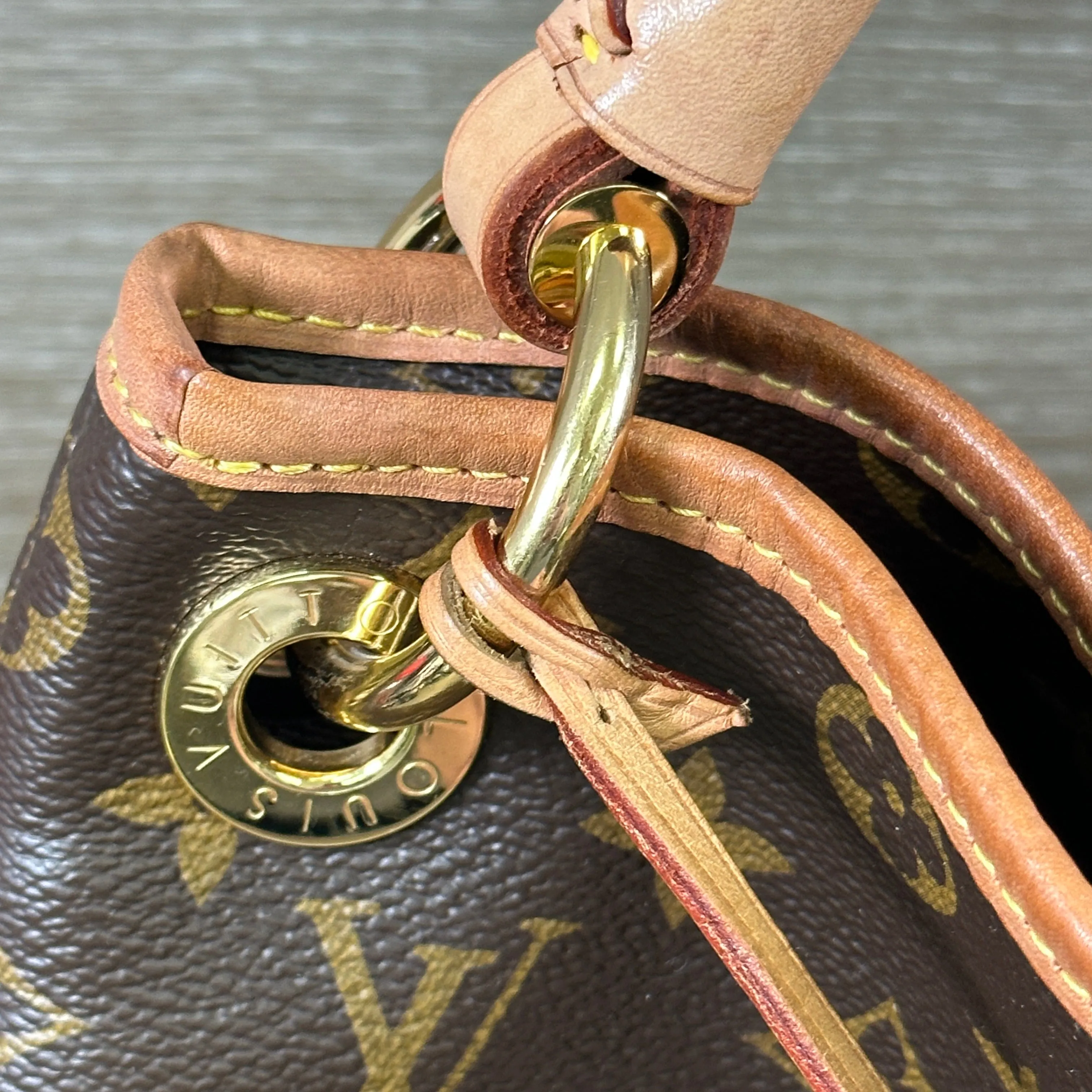 Louis Vuitton Artsy MM Monogram Canvas Handbag