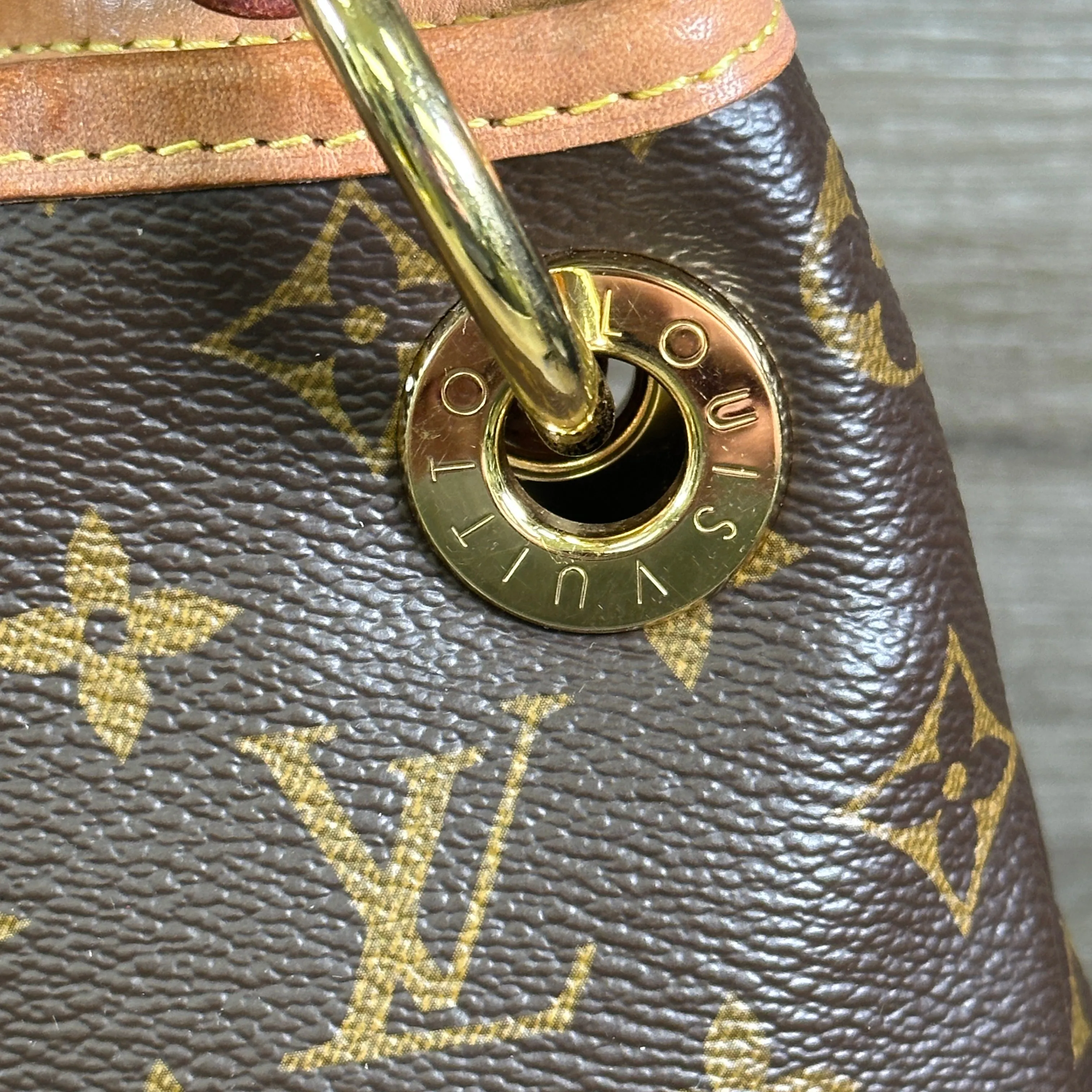 Louis Vuitton Artsy MM Monogram Canvas Handbag