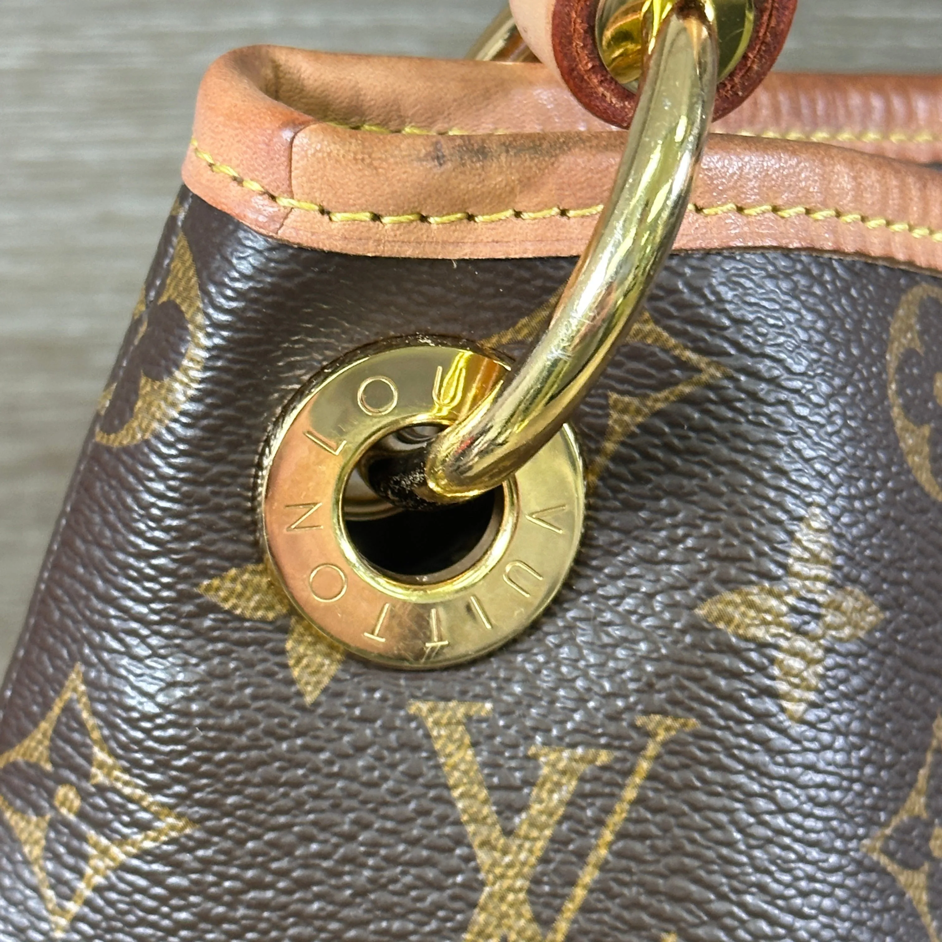 Louis Vuitton Artsy MM Monogram Canvas Handbag