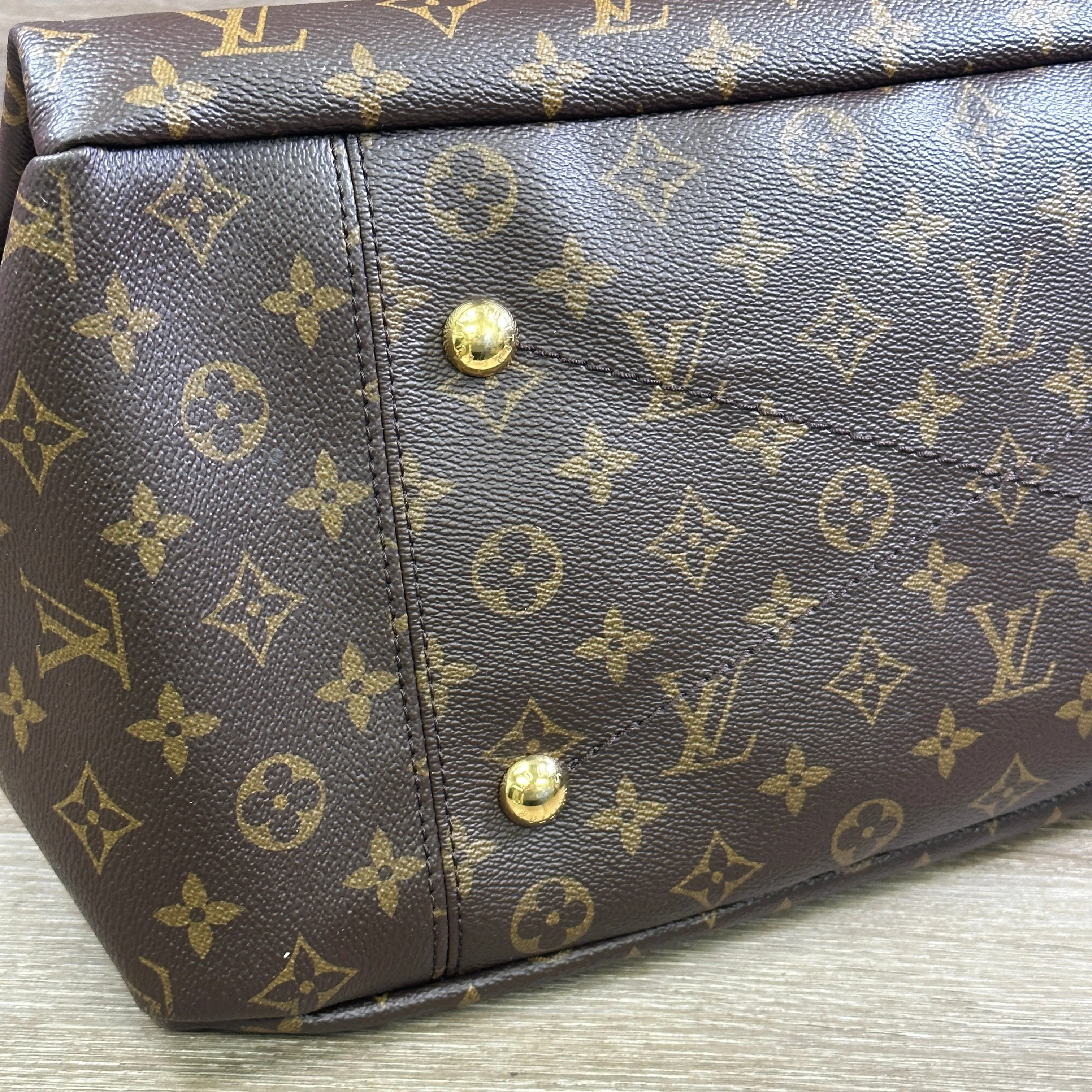 Louis Vuitton Artsy MM Monogram Canvas Handbag