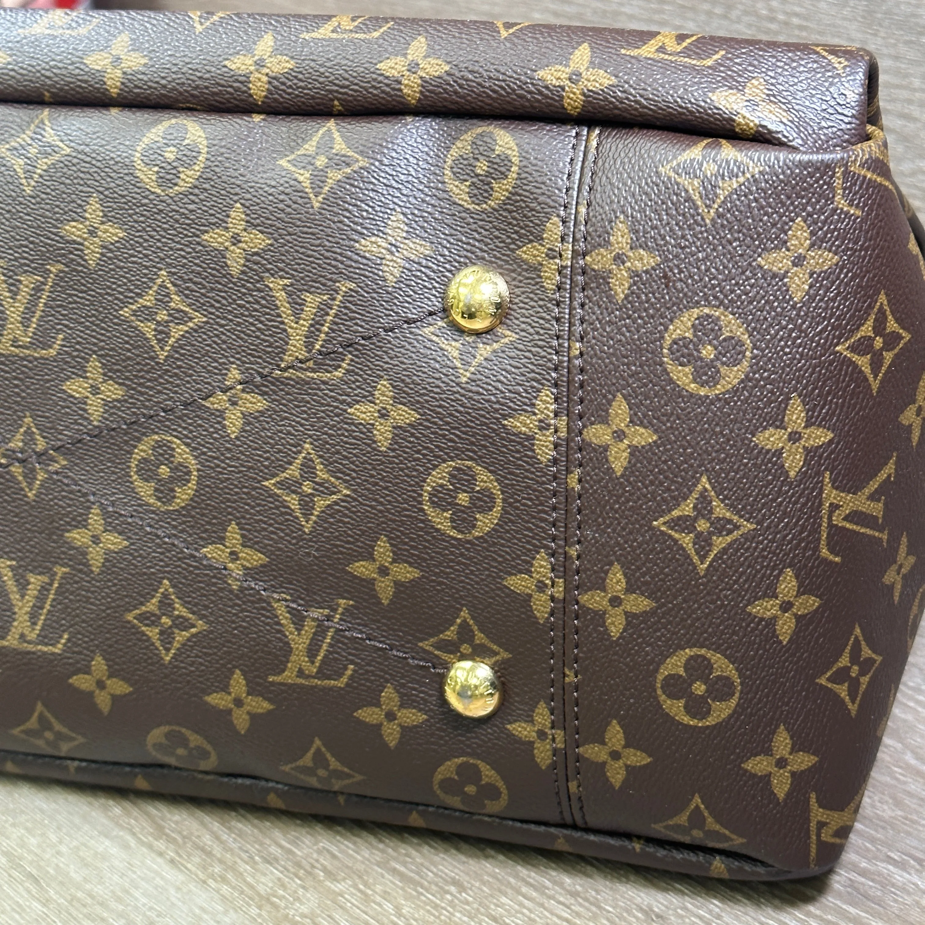 Louis Vuitton Artsy MM Monogram Canvas Handbag
