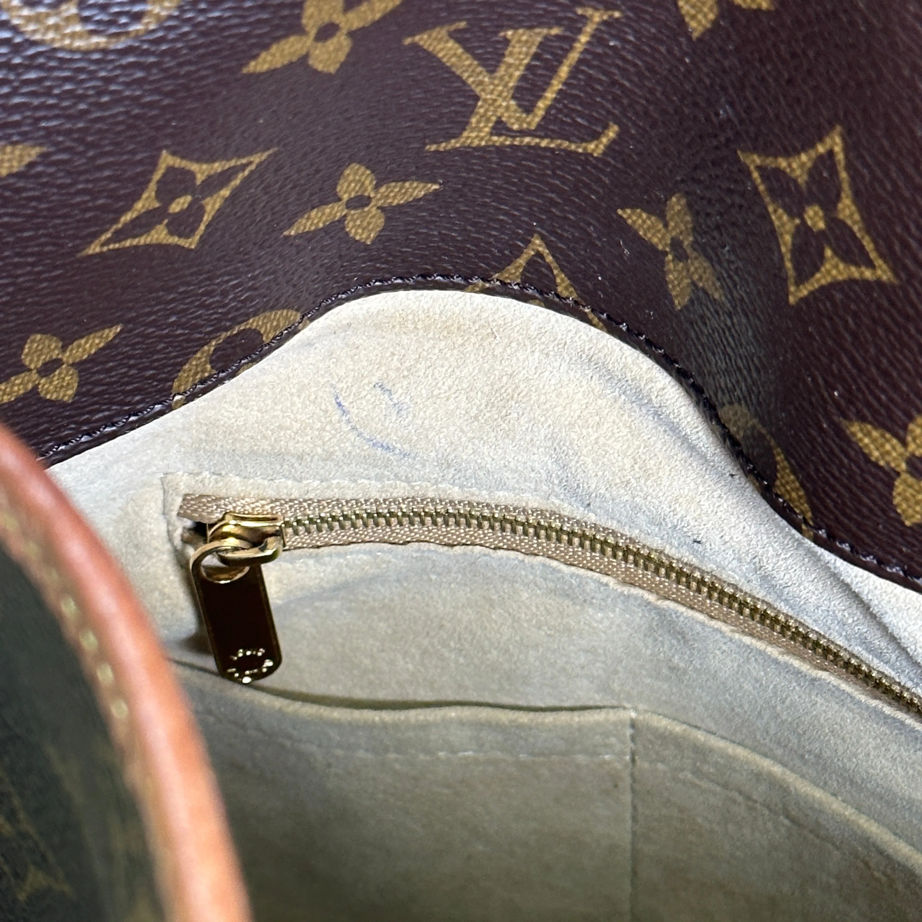 Louis Vuitton Artsy MM Monogram Canvas Handbag