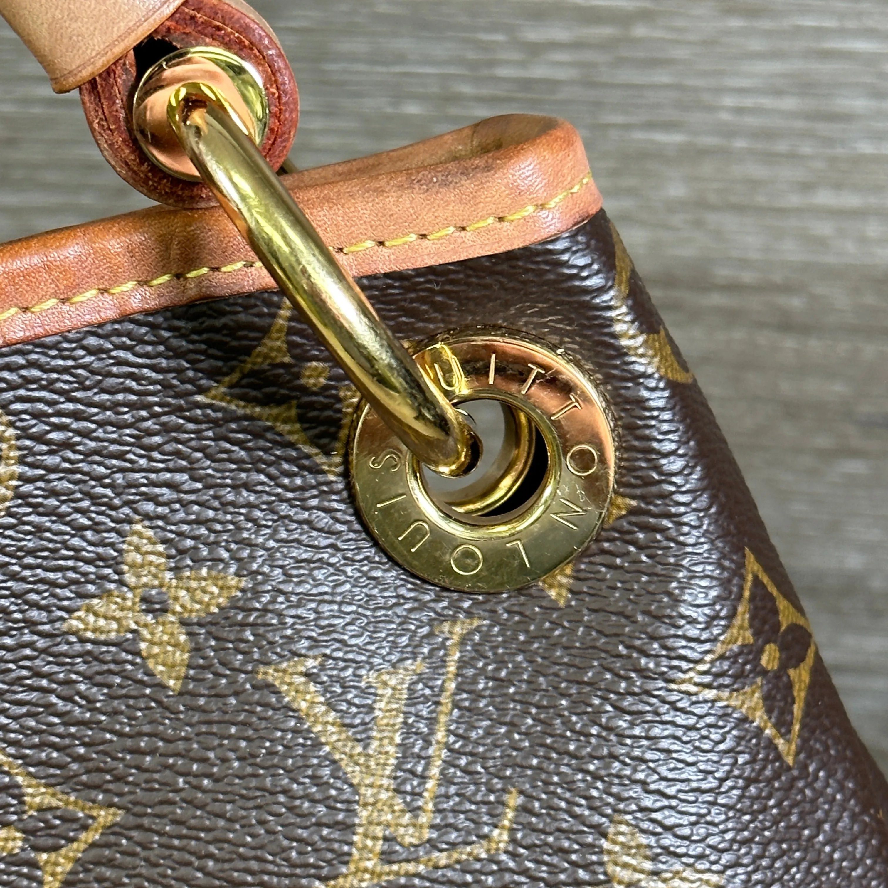 Louis Vuitton Artsy MM Monogram Canvas Handbag