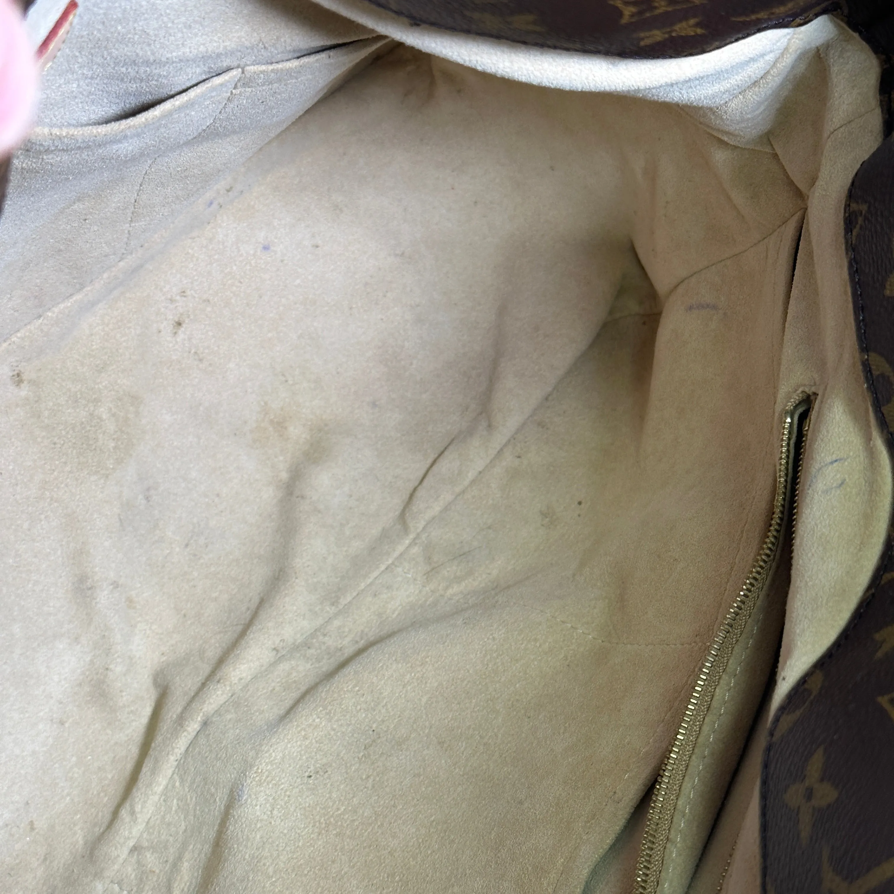 Louis Vuitton Artsy MM Monogram Canvas Handbag
