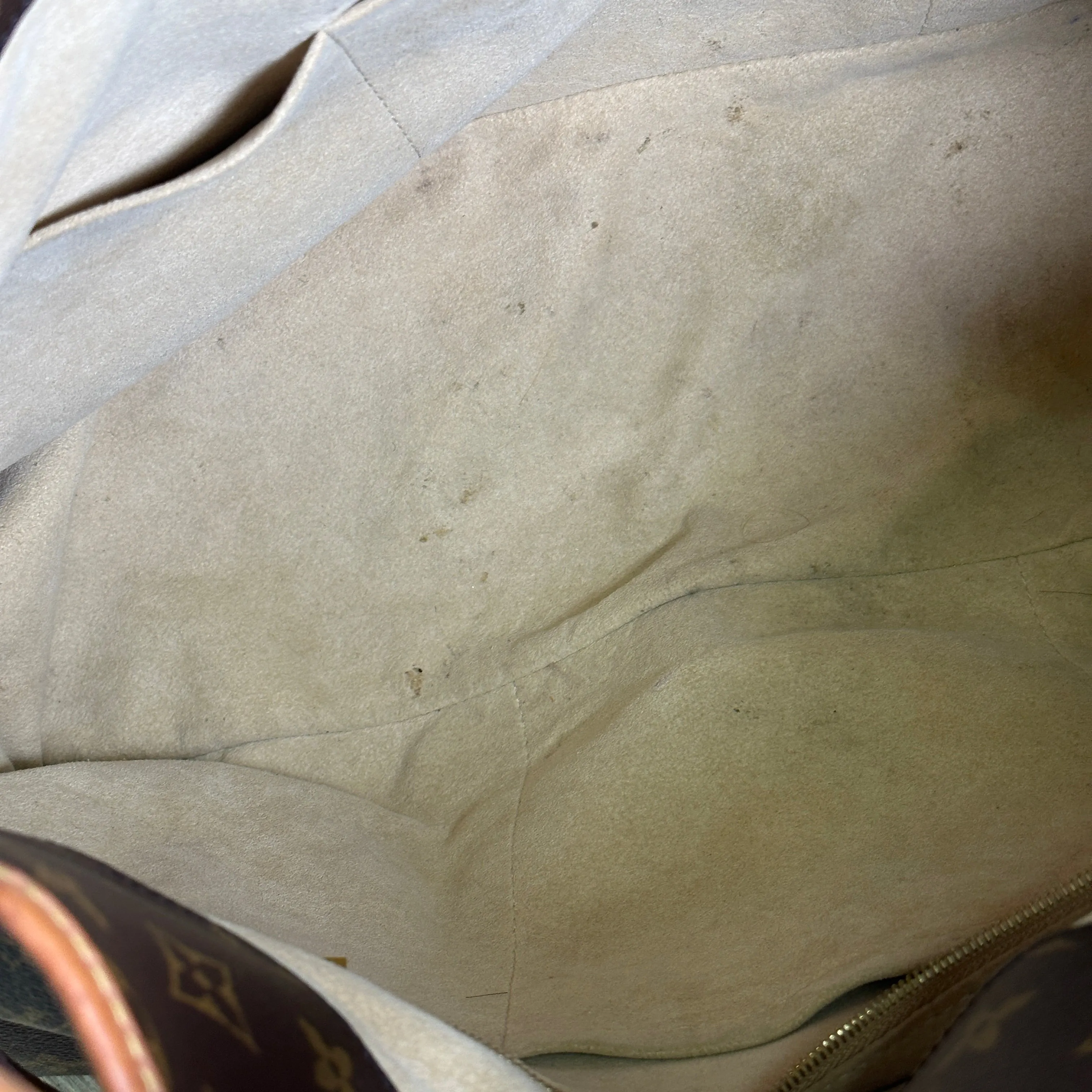 Louis Vuitton Artsy MM Monogram Canvas Handbag